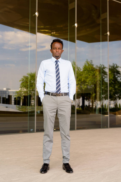 Açık havada gömlek ve kravat takan genç Afrikalı işadamının portresi. - Fotoğraf, Görsel