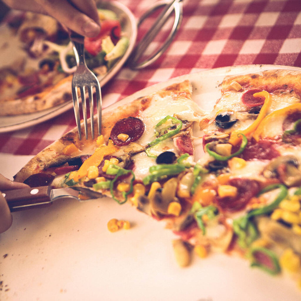 Lezzetli karışık İtalyan pizzası. - Fotoğraf, Görsel