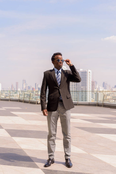 Retrato do jovem empresário africano vestindo terno e gravata - Foto, Imagem
