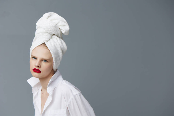 Başında havluyla beyaz gömlekli çekici kadın pozu - Fotoğraf, Görsel