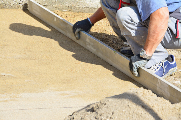 Trabalhador betonilha areia cama
 - Foto, Imagem