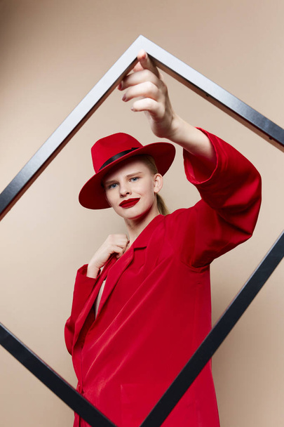 bonita mujer rojo labios moda chaqueta marco aislado fondo - Foto, Imagen