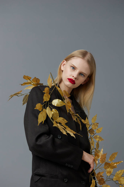 ritratto di una donna decorazioni giacca nera foglie dorate studio modello inalterato - Foto, immagini