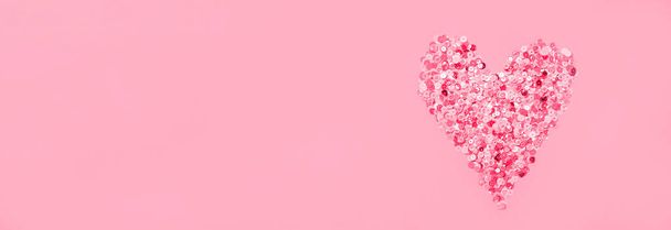 Sydän symboli rakkauden valmistettu paljetteja vaaleanpunainen tausta. Ystävänpäivä käsite 14. helmikuuta. - Valokuva, kuva