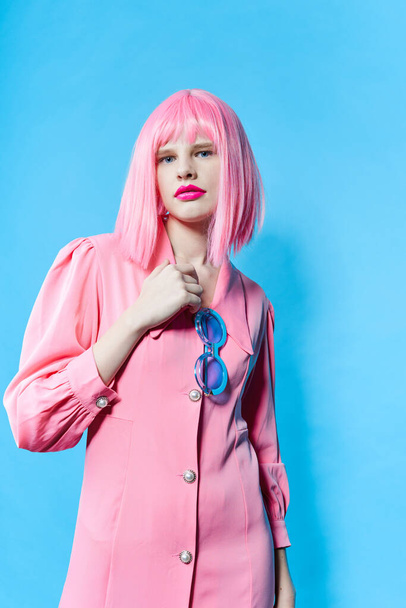 mujer glamorosa en vestido rosa con estudio de gafas azules - Foto, Imagen