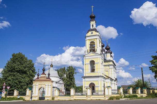 Iglesia de la Trinidad en la ciudad de Ples en el río Volga, Rusia, región de Ivanovo año de construcción 1808. - Foto, imagen