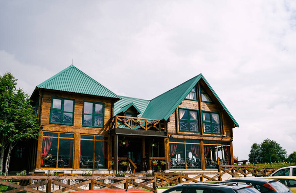 Karadağ 'ın kuzeyinde yeşil çatılı ahşap bir otel - Fotoğraf, Görsel