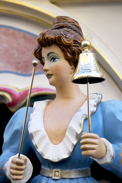 Figura femenina decorada en un gurdy hurdy
 - Foto, Imagen