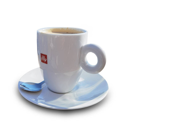 café chaud dans une tasse blanche espace isolé pour votre texte, nescare grec - Photo, image