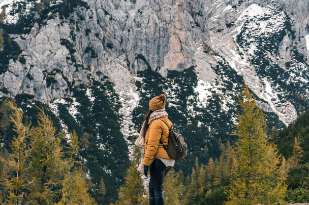 man with backpack and a tent in the mountains - Foto, Bild