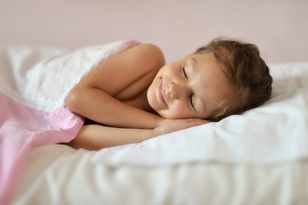 Cute girl sleeping in her bed - Foto, Imagen