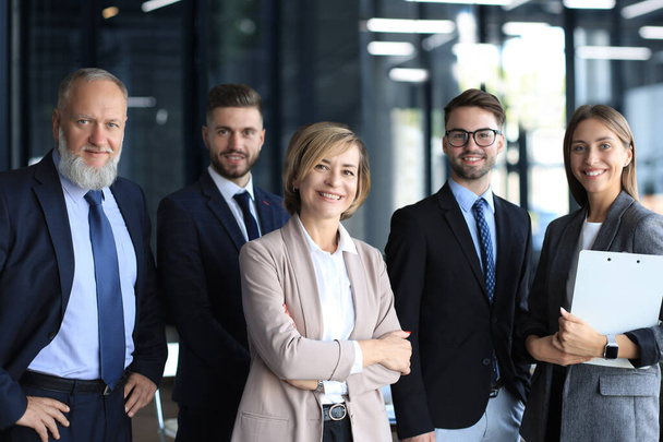 Группа успешных бизнесменов на фоне офиса - Фото, изображение