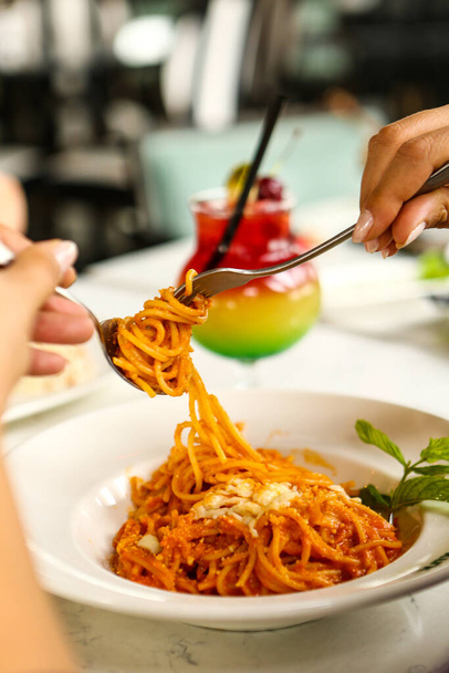 おいしいソースとおいしい食欲をそそる古典的なイタリアのパスタ. - 写真・画像