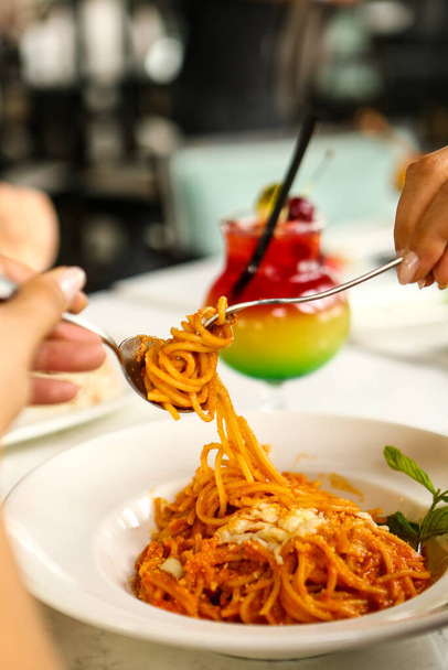 おいしいソースとおいしい食欲をそそる古典的なイタリアのパスタ. - 写真・画像