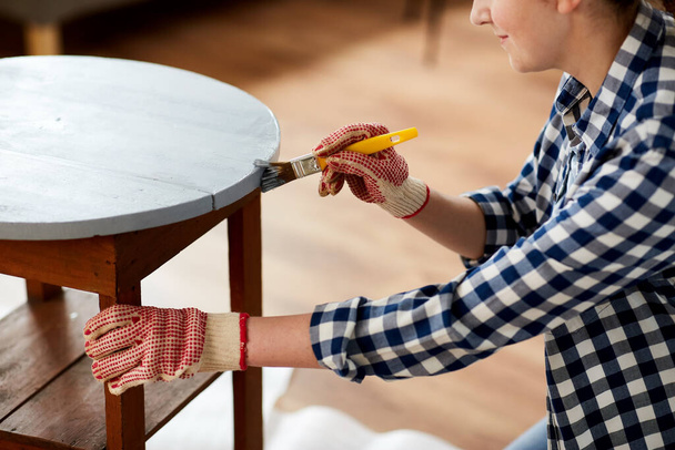 woman painting old wooden table in grey color - Foto, Bild