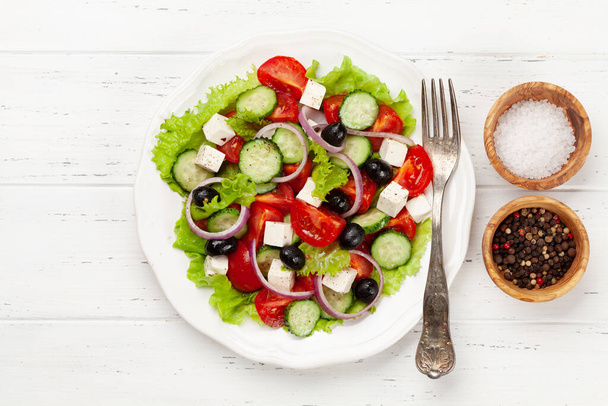 Κλασική ελληνική σαλάτα με φρέσκα λαχανικά κήπου. Πάνω όψη επίπεδη θέσει με αντίγραφο χώρου - Φωτογραφία, εικόνα