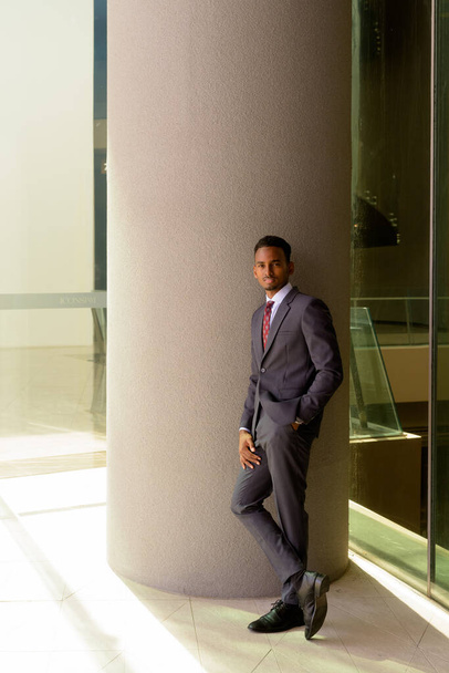 Retrato do jovem empresário africano vestindo terno e gravata - Foto, Imagem