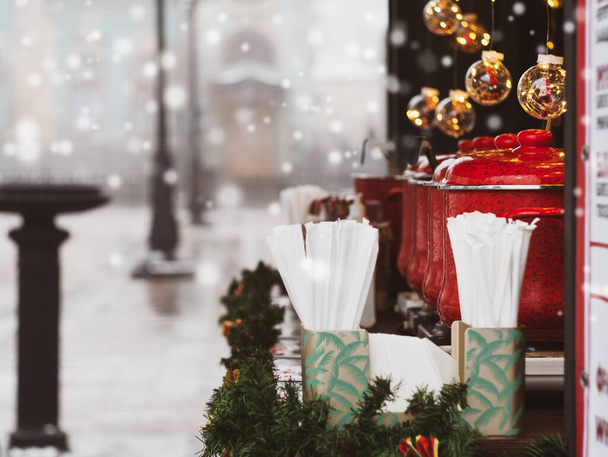 クリスマスマーケットのライトアップされた屋台では赤ワインとポット。季節のホリデーストリートフードドリンクのコンセプト。市内広場でおいしいホットワイン香りのスパイス販売。新年のホットドリンク冬時間 - 写真・画像