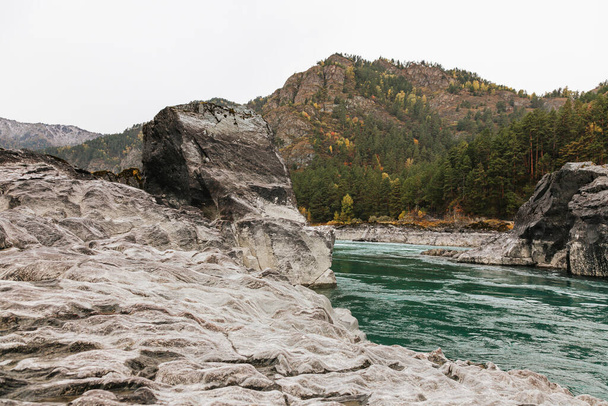 Mountain river surrounded by high rocks in Altai in autumn - Foto, imagen