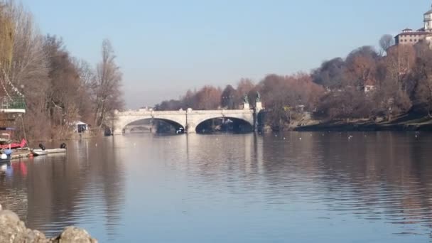 γέφυρα πάνω από τον ποταμό Πο στο Τορίνο φαίνεται από το πάρκο Valentino και Monte dei Cappuccini στο παρασκήνιο - Πλάνα, βίντεο