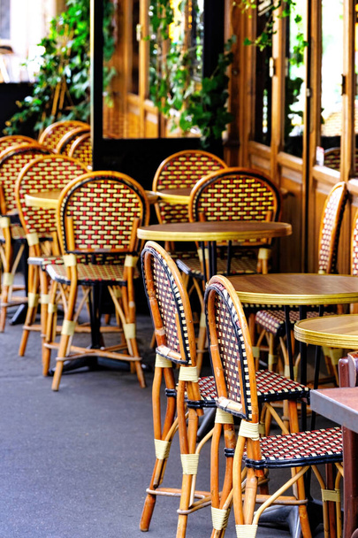 french restaurant - tables and chairs on the street - Paris, France - Фото, зображення