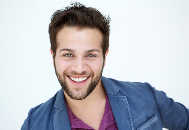 atrakcyjny młody człowiek z brodą uśmiechający się na białym tle  - Zdjęcie, obraz