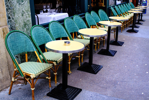french restaurant - tables and chairs in the row on the street - Paris, France - Foto, afbeelding