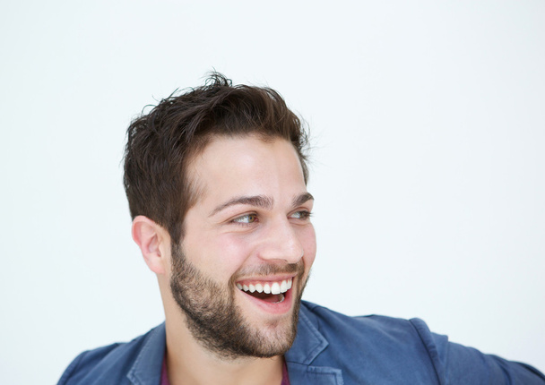 Cooler Typ mit Bart, der auf weißem Hintergrund lacht - Foto, Bild
