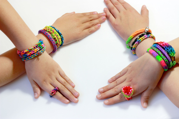 rugalmas és színes szivárvány dereng karkötő a kezek - Fotó, kép