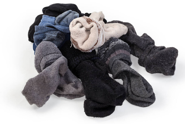 Montón de los diferentes calcetines usados después del lavado recogidos por pares sobre un fondo blanco - Foto, Imagen