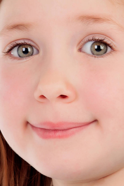 Malá dívka zblízka portrét při pohledu do kamery  - Fotografie, Obrázek