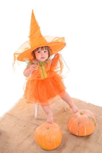 malá holčička v oranžový kostým s dýně - Fotografie, Obrázek