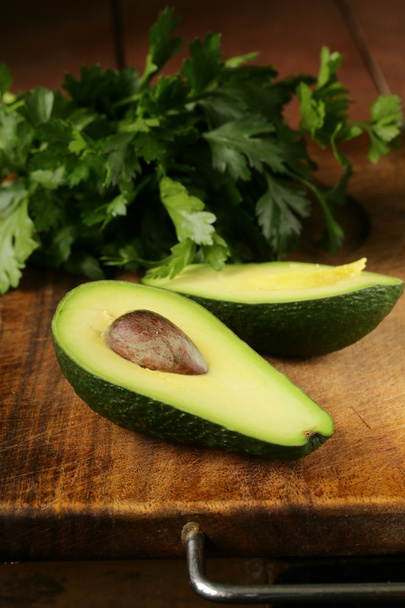 frische reife Bio-Avocado auf einem Holztisch - Foto, Bild