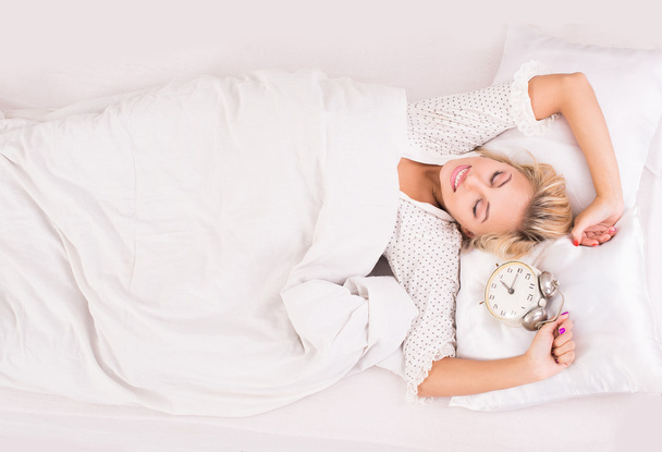 junge schöne Frau im Bett - Foto, Bild