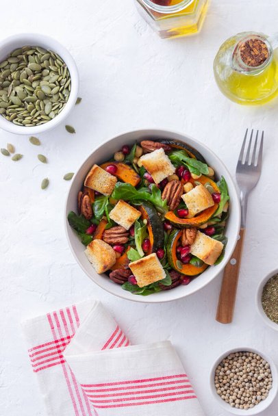 Salad with pumpkin, pomegranate, pecans and croutons. Healthy eating. Vegetarian food - Fotografie, Obrázek