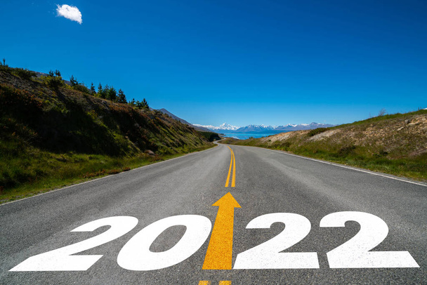 2022 Πρωτοχρονιά οδικό ταξίδι και το μέλλον όραμα έννοια - Φωτογραφία, εικόνα