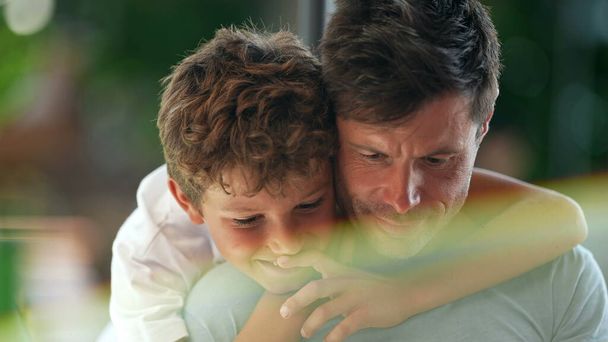 Lapsi suudella isä poskelle, suorapuheinen ja tosielämän perheen rakkautta ja kiintymystä - Valokuva, kuva