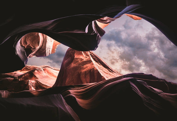Hiekkakivieroosio. Viehättävät punaiset kalliot Ala-Antelope Canyonissa Arizonassa, Yhdysvalloissa. Kuuluisa matkailukohde - Valokuva, kuva
