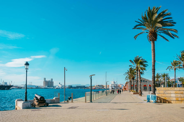 Tarragone, Espagne - 29 décembre 2021 : Vue sur la promenade au bord de la mer au quai de Moll de Costa dans le port de Tarragone, en Espagne - Photo, image