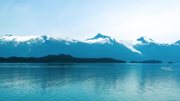 Buzdağlarını görmek için bir göl gezisine çık. Alaska fiyortları, eşsiz doğal manzaralar. Alaska, ABD. Haziran 2019. - Video, Çekim