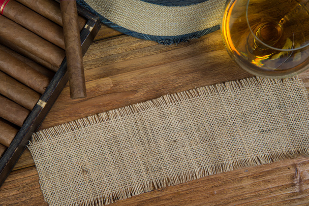 doutníky a rum nebo alkohol na stole - Fotografie, Obrázek