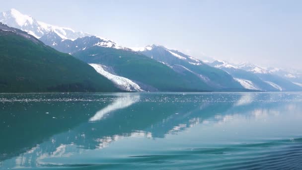 Cruzeiro no lago e ver os icebergs. O lago é azul âmbar. Os fiordes do Alasca, paisagens naturais únicas. Alaska, EUA. Junho de 2019. - Filmagem, Vídeo