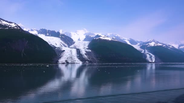 Gölde dolaşın ve buzdağlarını görün. Buzullar göle akıyor. Alaska fiyortları, eşsiz doğal manzaralar. Alaska, ABD. Haziran 2019. - Video, Çekim