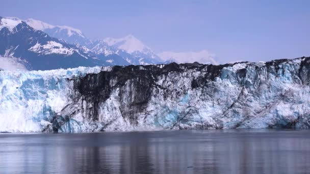 Yazın buz tabakasının çeşitli manzaraları. Yolcu gemisinden gelen buz tabakasının keyfini çıkarın. Alaska, ABD. Temmuz 2019. - Video, Çekim