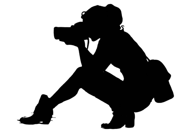 Silhouettes noires d'une dame ou d'une femme photographe, fille prenant des photos tout en s'asseyant, professionnel - Vecteur, image