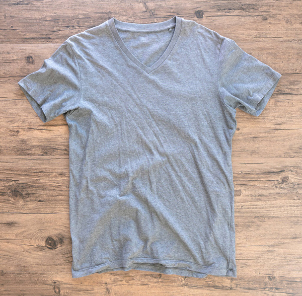 T-shirt grey mock up on wooden background, - Foto, Bild