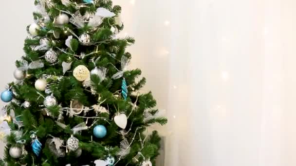 クリスマスツリーの上にキラキラ光るガーランド。クリスマスの飾りに関する記事。新年とクリスマスについての記事。休日. - 映像、動画