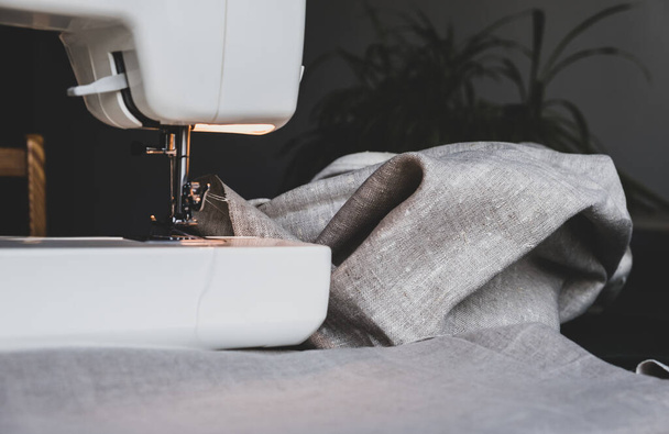 Máquina de coser en una mesa en un taller de costura, vista superior. Nuevos conceptos de oportunidad - Foto, imagen