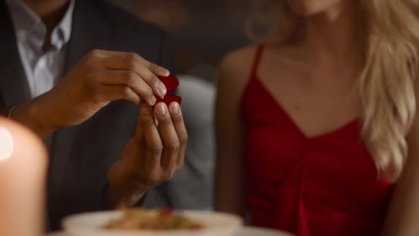 Tunnistamaton nainen, joka hylkää avioliiton Ehdotus, jossa on ele ravintolassa, rajattu - Materiaali, video
