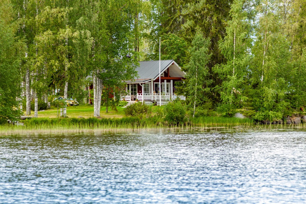 Mökki järven rannalla Suomen maaseudulla
 - Valokuva, kuva